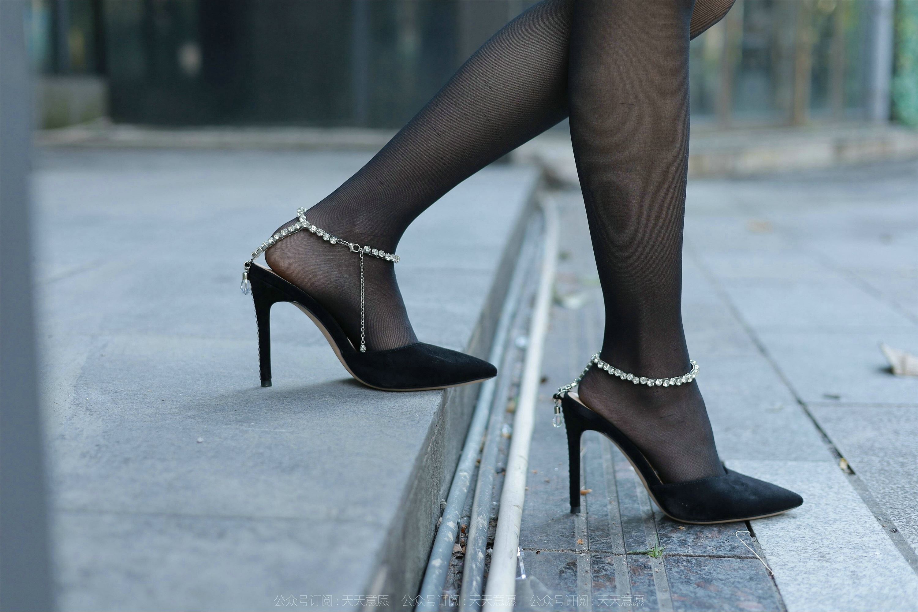 IESS异思趣向  2022.02.11 丝享家1002：婉萍《性感OL窄裙》